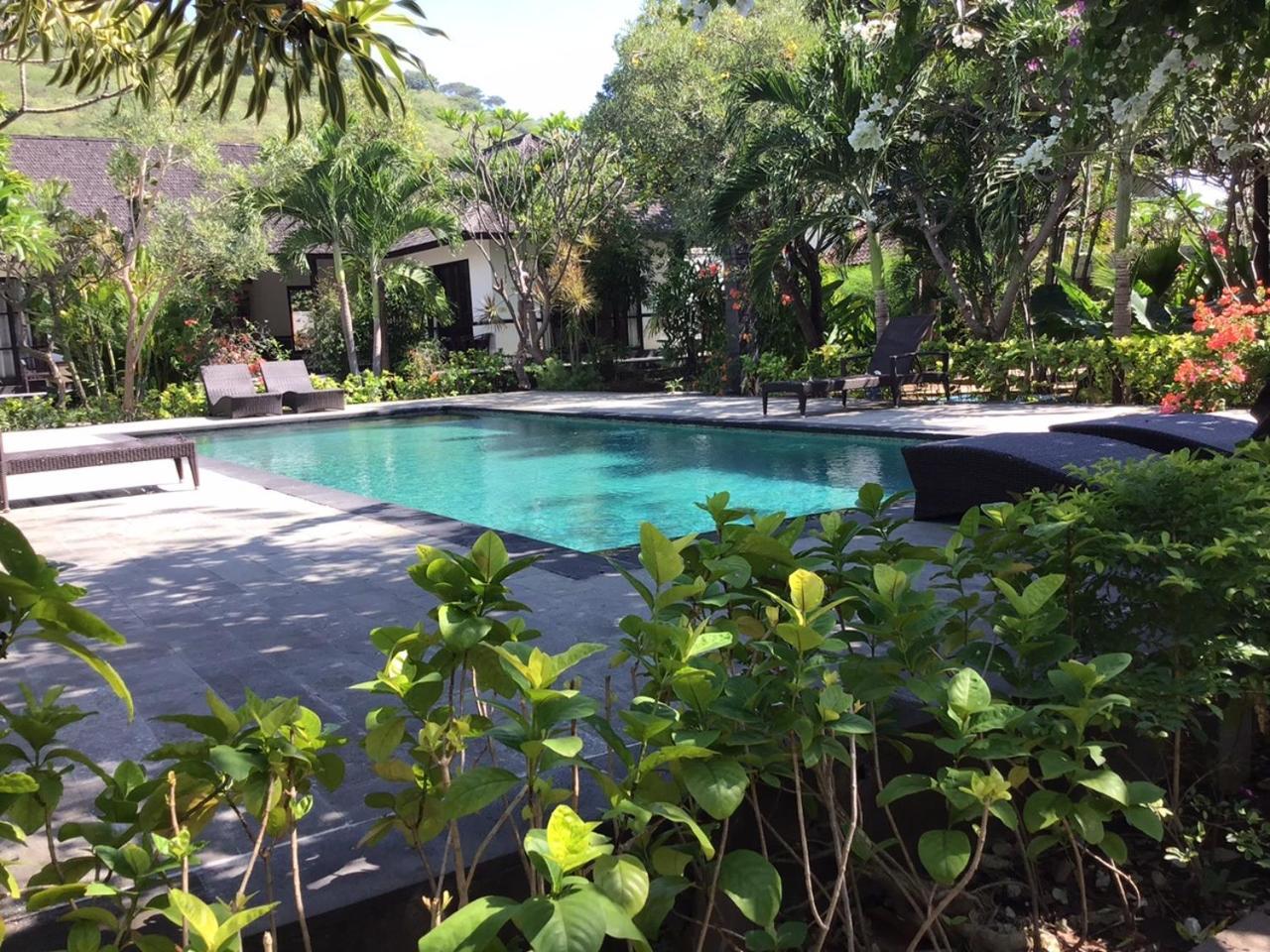Taman Dewi Sri Villa Et Bungalow เปมูเตรัน ภายนอก รูปภาพ